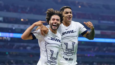 César huerta celebra uno de sus goles con Gabriel Fernández.