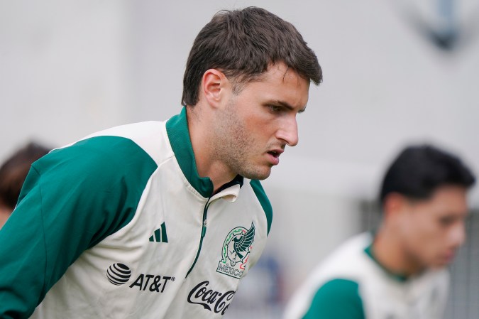 Santi Giménez en entrenamientos con la Selección de México.