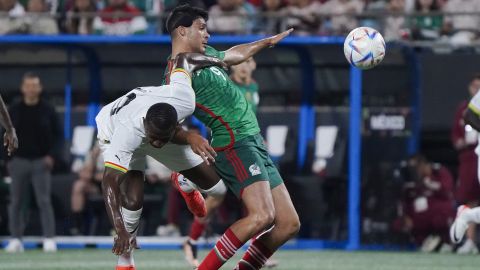 Raúl JIménez pelea un balón durante el partido amistoso contra Ghana.