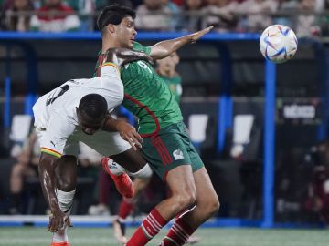 Raúl JIménez pelea un balón durante el partido amistoso contra Ghana.
