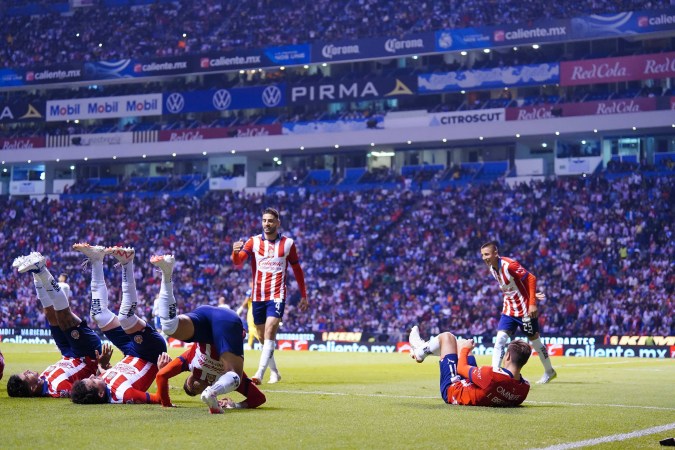 Puebla, Puebla, 20 de octubre de 2023. Roberto Alvarado "Piojo" en festejo de gol, durante el partido de la jornada 13 del torneo Apertura 2023 de la Liga BBVA MX, entre el Club Puebla y las Chivas Rayadas del Guadalajara, celebrado en el estadio Cuauhtémoc. Foto: Imago7/ Rafael Vadillo
