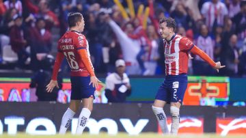 Ronaldo Cisneros (izq.) y Alan Mozo festejan el gol del primero en el estadio de Puebla.