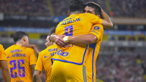 Tigres en celebración de gol contra las Chivas.