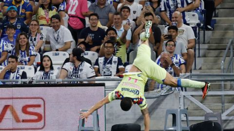 Jonathan Rodríguez celebra uno de sus dos goles para el Club América contra Monterrey.