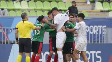 El partido entre México y Uruguay terminó "calientito".