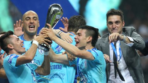 Diego Alonso celebra con los jugadores del Pachuca el campeonato de liga obtenido en el Clausura 2016.