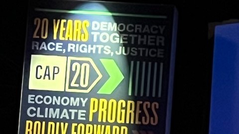 El líder de la minoría en la Cámara, Hakeem Jeffries (derecha), partició en el CAP20-IDEAS.