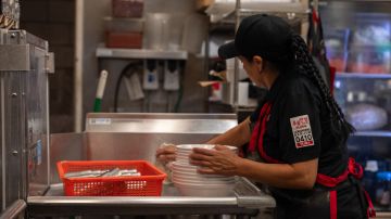 Trabajadores de los restaurantes de Koreatown en Los Ángeles dedican gran parte de sus salarios al pago del alquiler. (Photo courtesy of Antonio Rodriguez)
