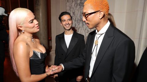 Karol G y Pharrell Williams en el Paris Fashion Week.