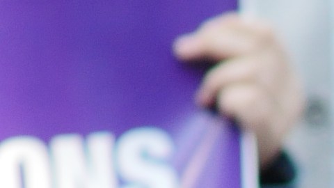 Inmigrantes participan en una conferencia de prensa para hacer el anuncio de la nueva ley.