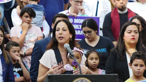 Inmigrantes participan en una conferencia de prensa para hacer el anuncio de la nueva ley.