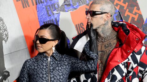 Kourtney Kardashian y Travis Barker en el desfile de Tommy Hilfiger.