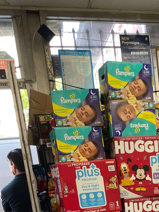 En la tienda se encontraron cajas de la mercancía robada.