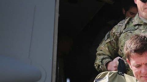 Exjefe de gabinete de Donald Trump confiesa que el republicano se negaba a reunirse con militares amputados John Kelly, jefe de gabinete de la Casa Blanca durante la presidencia de Donald Trump, reveló que al expresidente le desagradaba tener contacto con los veteranos de guerra que había perdido alguna extremidad y también visitar cementerios de hombres caídos en combates a los consideraba perdedores. Durante una entrevista concedida a la cadena de noticias CNN, el general que trabajó cerca de Donald Trump entre julio de 2017 y enero de 2019, describió al neoyorquino de 77 años como un individuo mentiroso y cruel con los hombres que luchan en nombre del país. “Una persona que no quería ser vista en presencia de militares amputados porque ‘no me parece bien’. Una persona que demostró abierto desprecio por una familia Gold Star, por todas las familias Gold Star, en la televisión durante la campaña de 2016, y despotrica que nuestros héroes más preciados que dieron sus vidas en defensa de Estados Unidos”, indicó. Asimismo, Kelly reveló que el republicano, quien ahora pretende reaparecer en la boleta electoral del próximo año con el objetivo de gobernar a la nación por segunda ocasión, fue deshonesto al hablar en público sobre temas como el aborto. "No es sincero en cuanto a su posición sobre la protección de la vida no nacida, sobre las mujeres, las minorías, los cristianos evangélicos, los judíos, los hombres y mujeres trabajadores. Es una persona que no tiene idea de lo que representa Estados Unidos. Admira a los autócratas y dictadores asesinos. Es una persona que no siente más que desprecio por nuestras instituciones democráticas, nuestra Constitución y el Estado de derecho”, enfatizó. Cabe señalar que las declaraciones de John Kelly se suman a las voces de otras dos personas que la semana pasada rompieron el silencio para denunciar la amenaza que le representaría a la nación el volverlo a elegir al frente de la Casa Blanca. “No prestamos juramento ante un aspirante a dictador. No prestamos juramento a un individuo. Prestamos juramento a la Constitución y prestamos juramento a la idea de que es Estados Unidos, y estamos dispuestos a morir para protegerlo”, expresó el general Mark Milley, presidente del Estado Mayor Conjunto, a quien Trump acuso de traicionero por presuntamente no apoyarlo a forzar su permanencia en la presidencia. A la voz del militar también se sumó la de Cassidy Hutchinson, exasistente de Trump en la Casa Blanca, al alertar a la población sobre la verdadera personalidad del magnate. "Donald Trump es la amenaza más grave que enfrentaremos a nuestra democracia en nuestra vida, y potencialmente en la historia de Estados Unidos", expresó. El general John Kelly se suma a las voces de otros colaboradores de la Casa Blanca quienes en menos de una semana han descrito al expresidente de la nación como un individuo mentiroso y hasta peligroso Sigue leyendo: Los militares con amputaciones presuntamente eran mal vistos por Trump