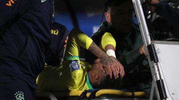 Neymar sale lesionado del juego entre Brasil y Uruguay.
