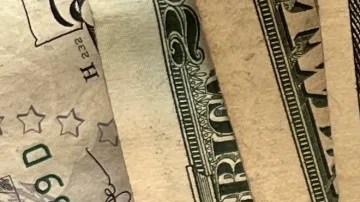 El peso mexicano retrocede frente al dólar.