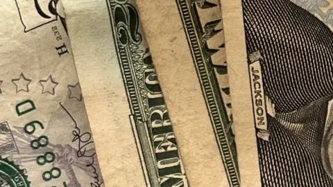El peso mexicano retrocede frente al dólar.