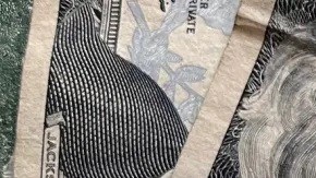 El peso mexicano retrocede frente al dólar.