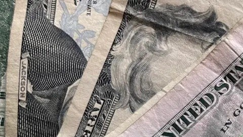 El peso mexicano retrocede frente al dólar.