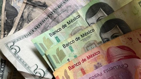 El peso mexicano retrocede frente al dólar.