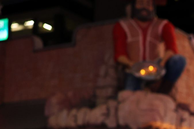 Oscar De La Hoya viajando en la parte trasera de un convertible en el Desfile del Orgullo Gay de Las Vegas 2023.