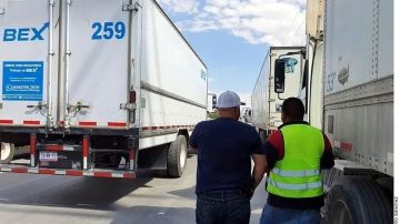 Empresarios mexicanos acusan al gobierno de Greg Abbott de bloquear el comercio en la frontera