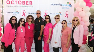 Tim Ernst, jefe del departamento de Bomberos de Glendale (centro), con enfermeras y doctoras del Glendale Adventist Health.
