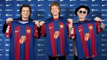 The Rolling Stones sostienen la edición especial del jersey del FC Barcelona.