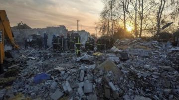 51 personas murieron en la aldea bombardeada por Rusia en Ucrania.