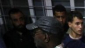 Un hombre herido es llevado en camilla después del ataque al hospital Bautista Al-Ahli.