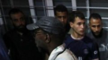 Un hombre herido es llevado en camilla después del ataque al hospital Bautista Al-Ahli.