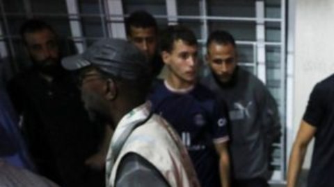 Un hombre herido es llevado en camilla después del ataque al hospital Bautista Al-Ahli.
