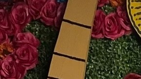 Ricardo Soltero abraza una de sus catrinas que le han dado reconocimiento. (Cortesía Ricardo Soltero/fotos Efraín Gómez Pachuliz)