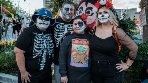 Franco Orozco Jr., Franco Orozco, Ariana Orozco y Elizabeth Torrez celebran en familia el Dia de los Muertos en San Pedro.