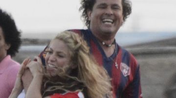 Shakira y Carlos Vives en la grabación de "La Bicicleta".