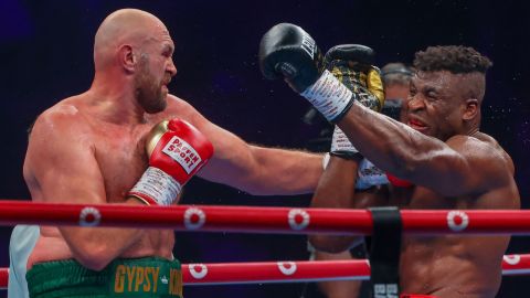 Tyson Fury tuvo que emplearse al máximo para ganarle a Francis Ngannou en una polémica decisión.