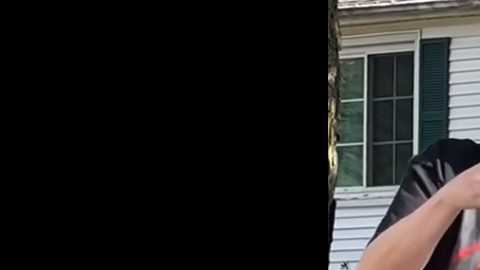 El video grabado por uno de los jardineros se volvió viral en Facebook.