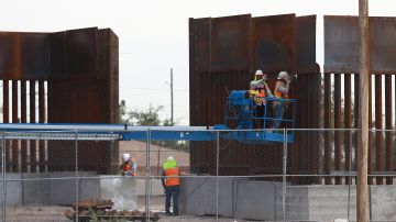 Trabajadores de EE.UU. refuerzan el muro fronterizo entre El Paso y Ciudad Juárez.