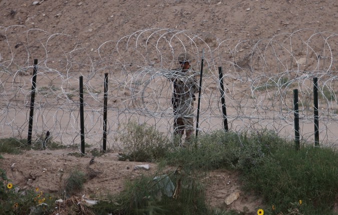 La frontera entre Ciudad Juárez y El Paso está sufriendo una oleada récord de inmigrantes indocumentados que intentan entrar en EE.UU.
