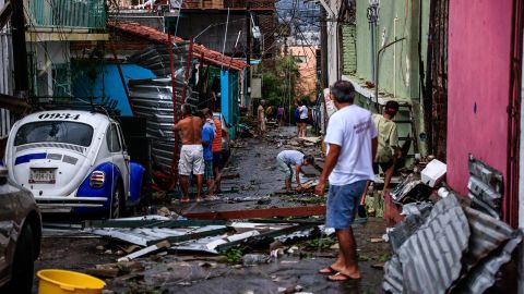 Migrantes varados al sur de México se ofrecen para trabajar en la reconstrucción de Acapulco