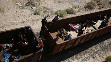 Inmigrantes viajan en el tren conocido como "La Bestia", el 29 de septiembre de 2023, en Ciudad Juárez.