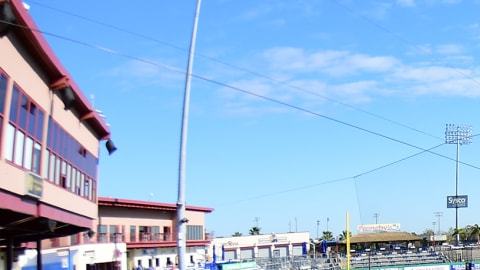 El segunda base de los Clearwater Threshers chocó contra un poste de alumbrado de la carretera.
