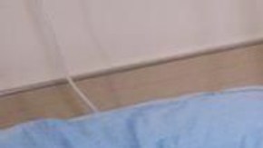 Neta junto a su novio Santiago en un hospital de Tel Aviv, donde se recupera de los disparos que sufrió.