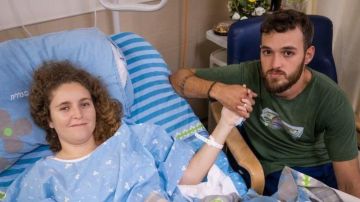 Neta junto a su novio Santiago en un hospital de Tel Aviv, donde se recupera de los disparos que sufrió.
