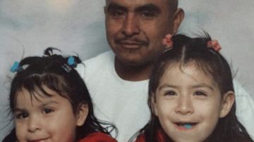 En foto de archivo, Jacobo Juárez Cedillo aparece con sus dos hijas.