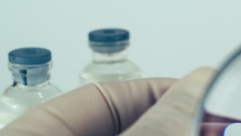 CDC recomiendan que los hombres de "alto riesgo" se vacunen contra Mpox