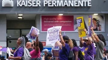 Kaiser Permanente llega a un acuerdo para detener la huelga de los trabajadores de la salud en EE.UU