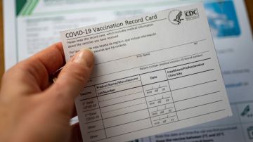 CDC dejarán de imprimir tarjetas de vacunación de Covid-19