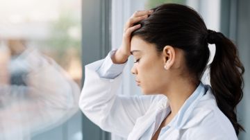 Trabajadores de la salud enfrentan crisis de salud mental en EE.UU.: CDC