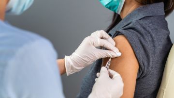 Una nueva vacuna de Pfizer para la gripe y el Covid entra en etapa de ensayo